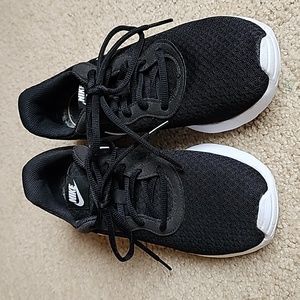 Nike Womens Tanjun Running Sneaker Black/White 7